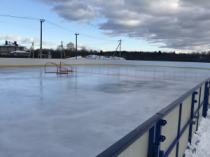 Новая хоккейная площадка в соседней деревне Богослово. Всего 2 километра от поселка Корякино
